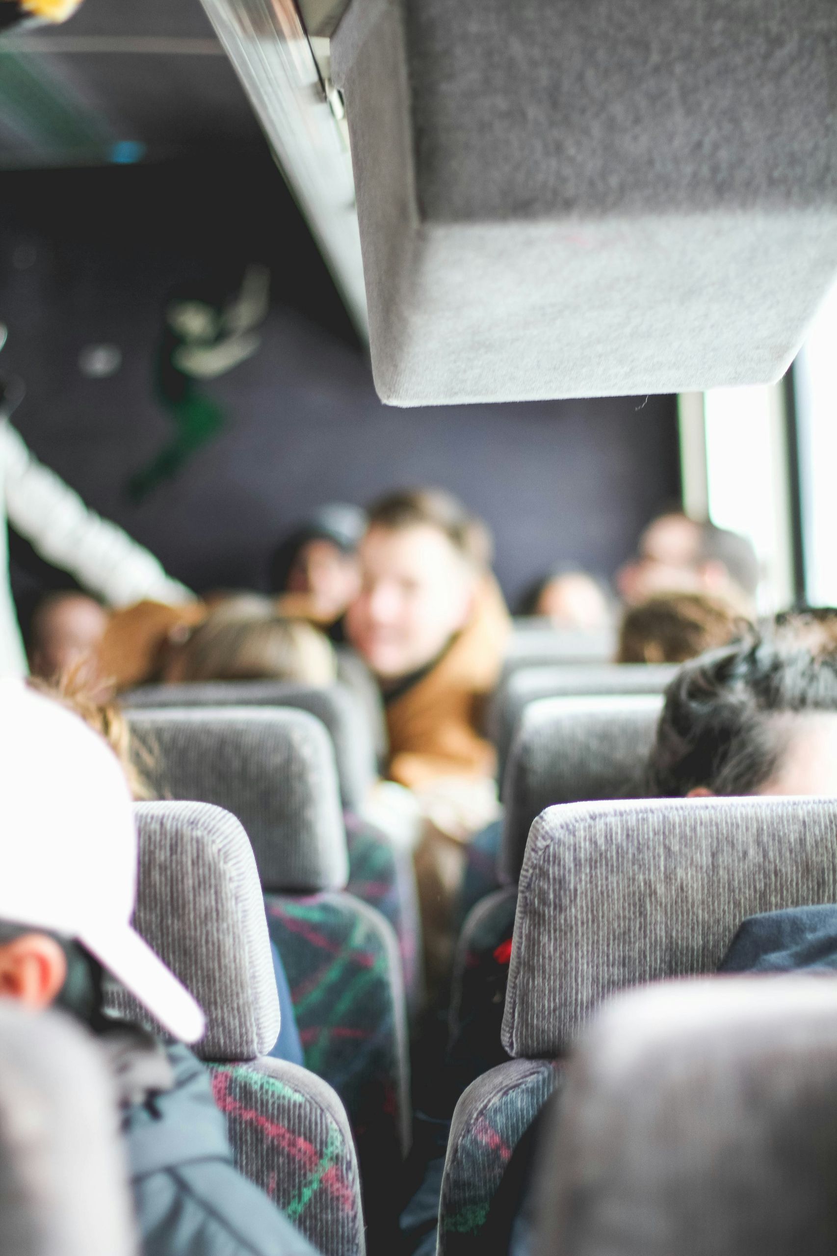 Pasażerowie podczas podróży autobusem