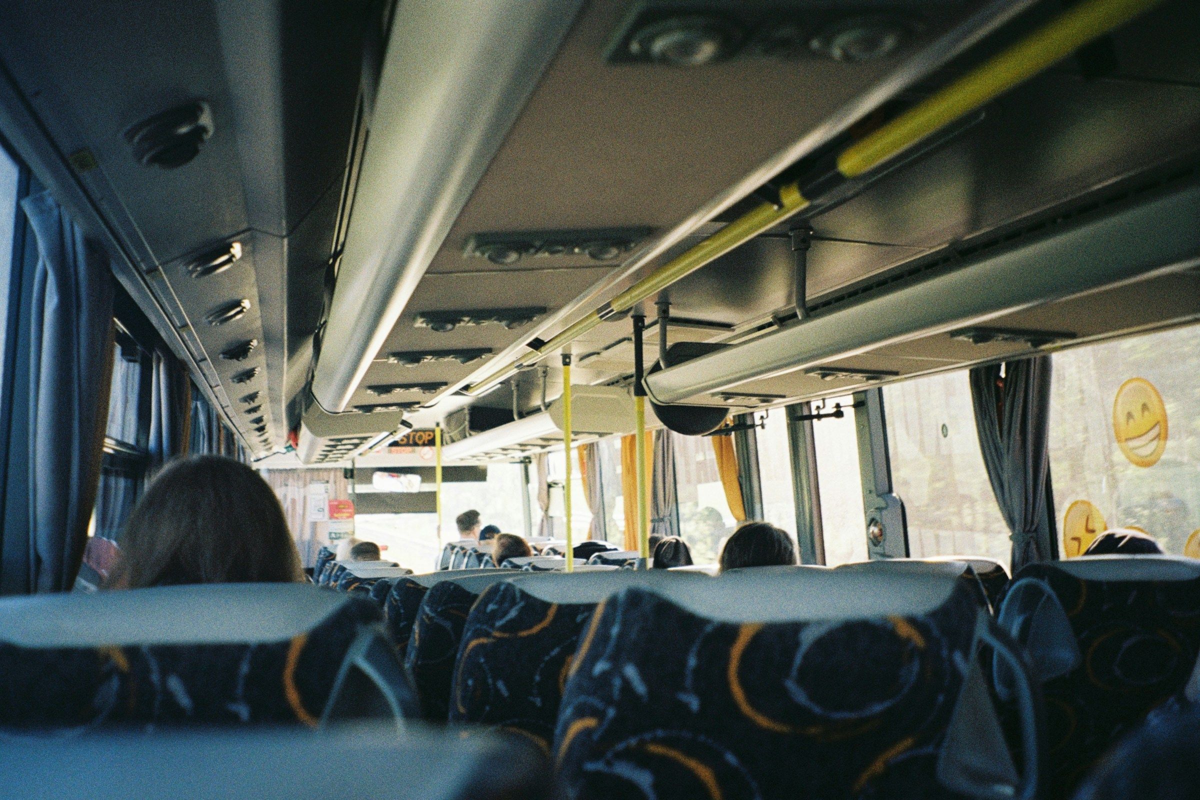 Wnętrze autobusu z fotelami dla pasażerów